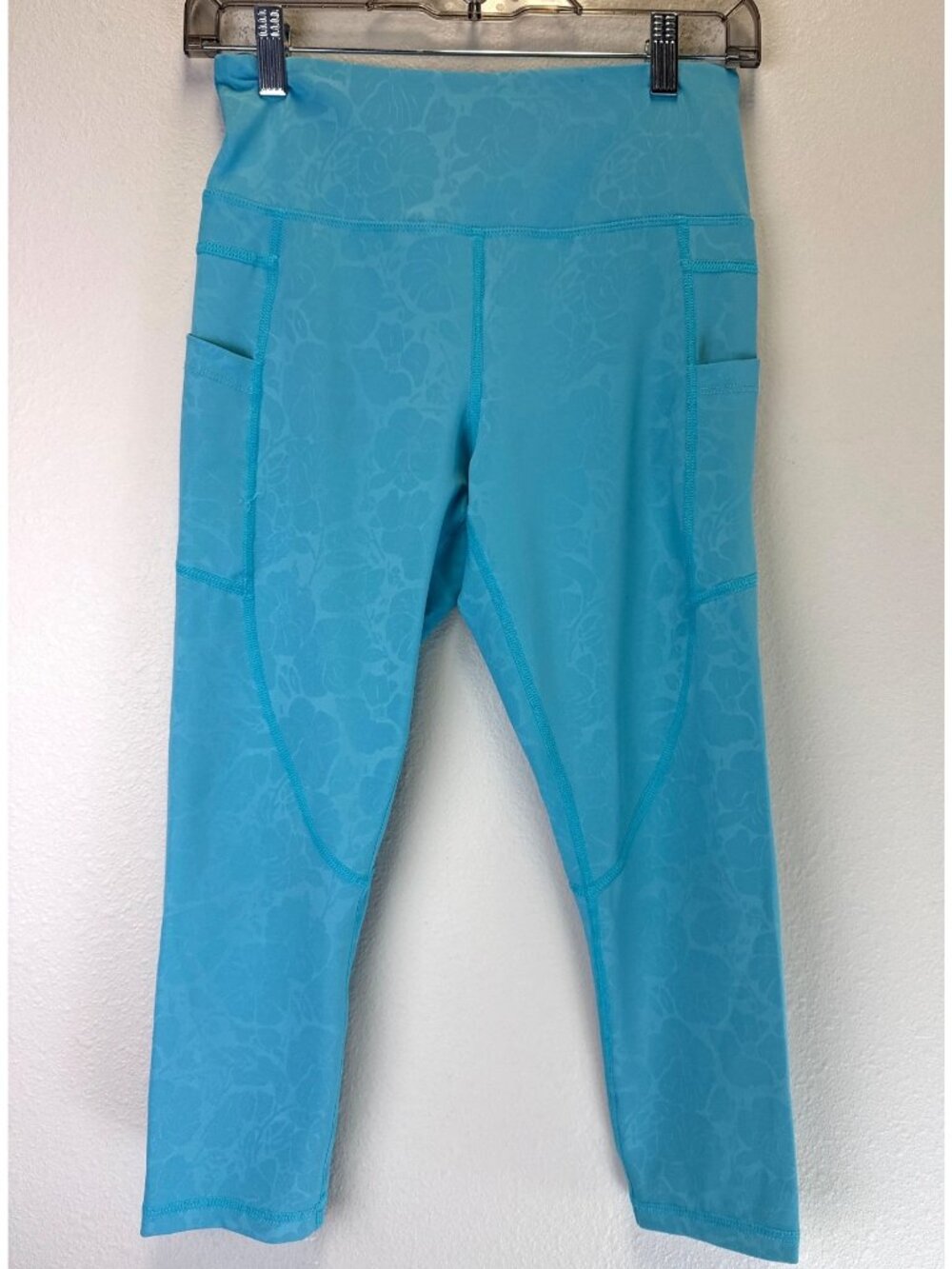 Zyia Active Women's Floral Textured High-Waisted Pocket Capri Leggings 6-8 Blue